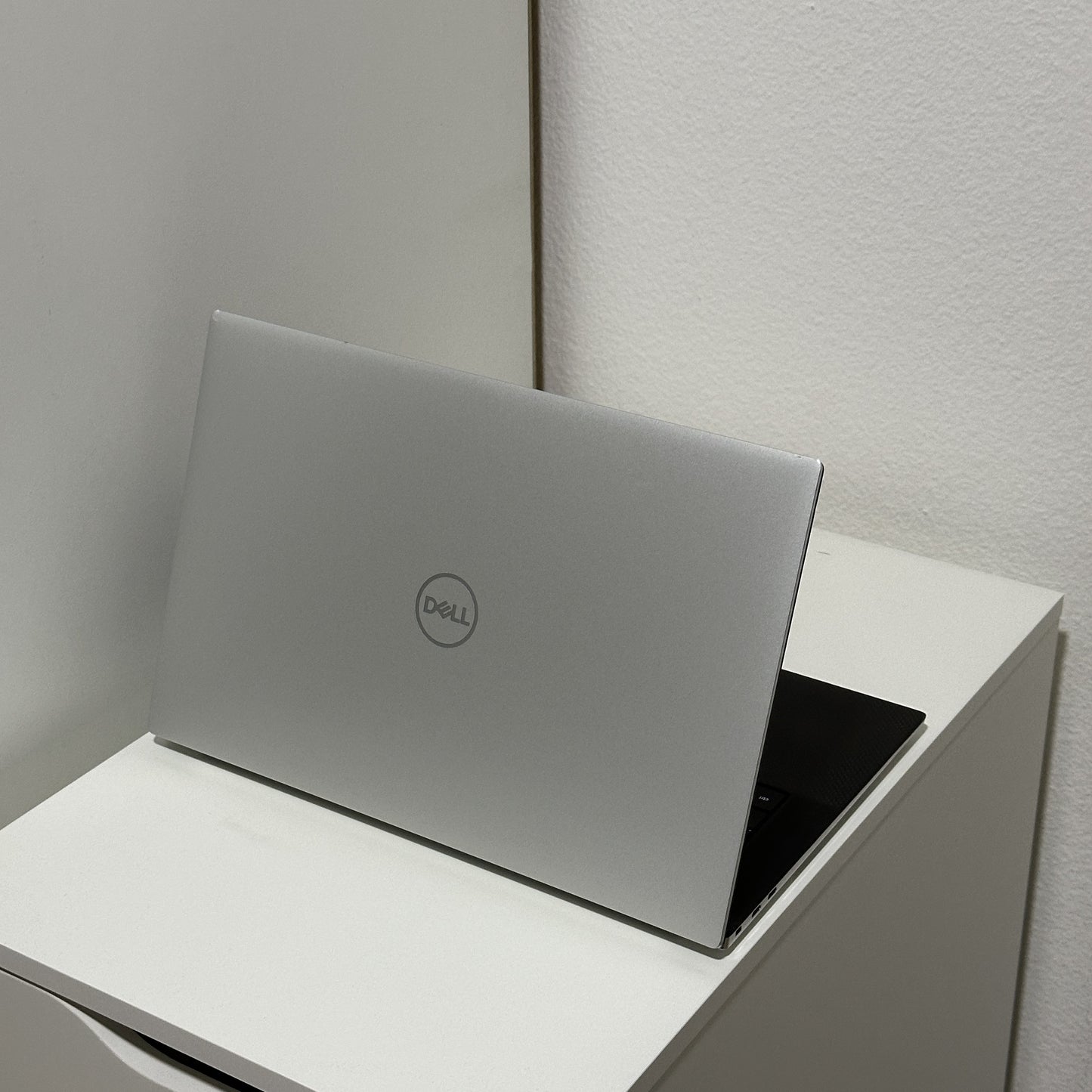 Dell XPS 15 9500 Intel Core i7-10750H, 16GB RAM, 1000GB RAM, GTX1650Ti